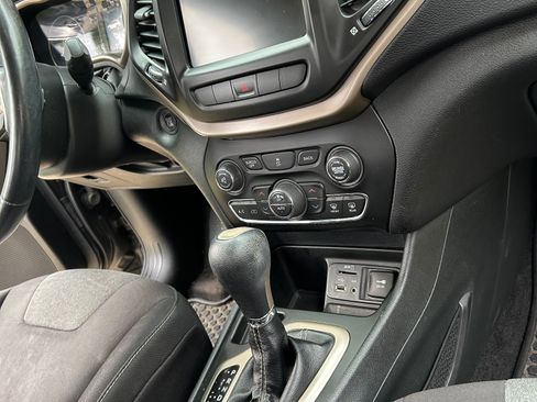 Used 2014 Jeep Cherokee Latitude w/ Comfort/Convenience Group image 20