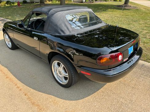 Used 1996 MAZDA MX-5 Miata RWD image 2