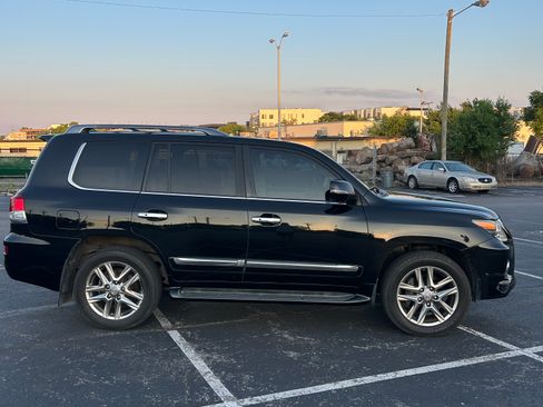Used 2013 Lexus LX 570 4WD w/ Luxury Pkg image 6
