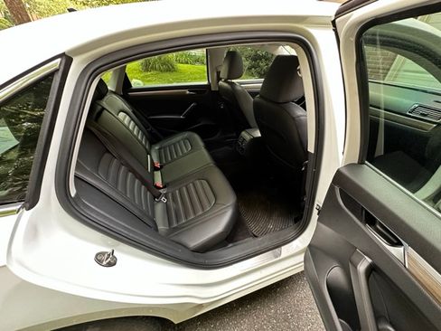 Used 2018 Volkswagen Passat 2.0T SEL Premium image 13