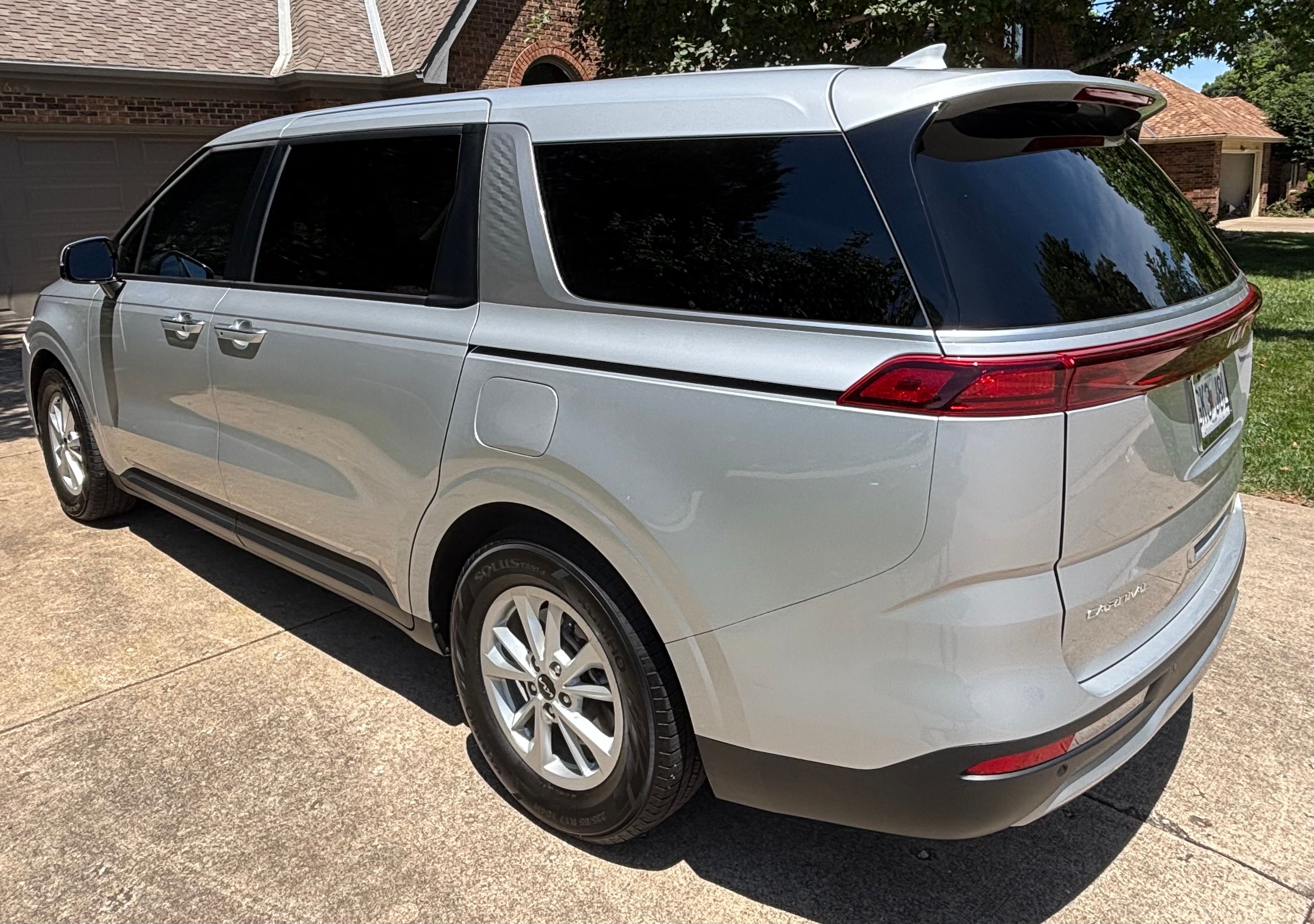 Used 2023 Kia Carnival LX FWD image 4