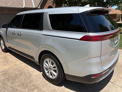 Used 2023 Kia Carnival LX FWD image 4