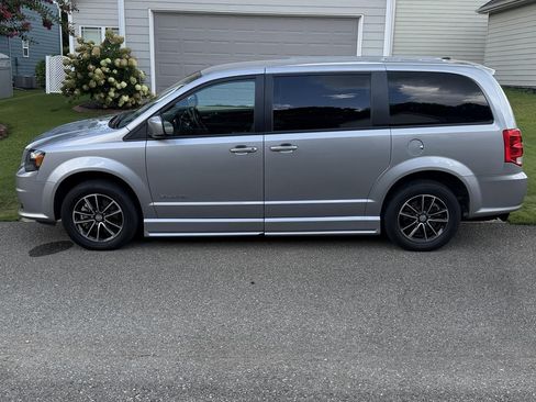 Used 2019 Dodge Grand Caravan SXT w/ Blacktop Package FWD image 2