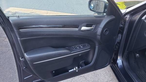 Used 2015 Chrysler 300 Limited RWD image 6