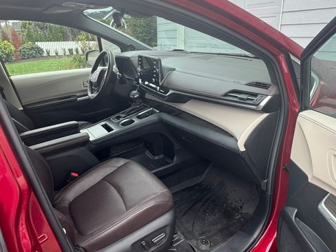 Used 2022 Toyota Sienna Platinum image 4