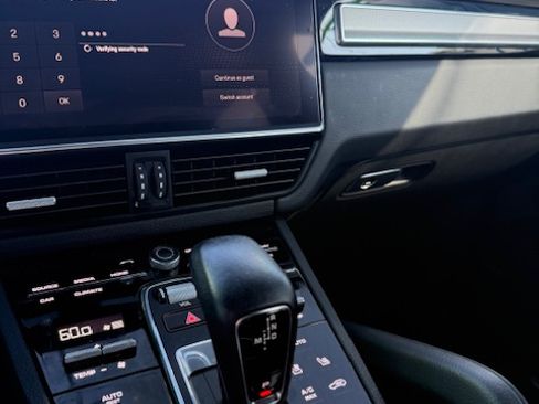 Used 2023 Porsche Cayenne Platinum Edition image 4