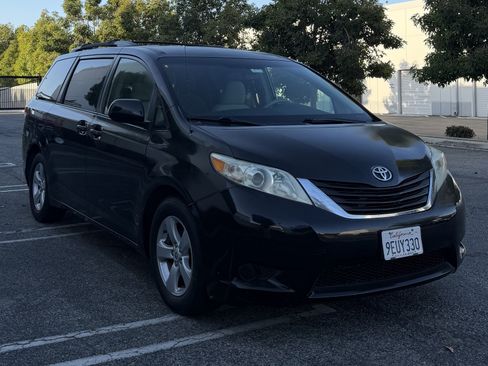 Used 2012 Toyota Sienna LE w/ Towing Pkg FWD image 2