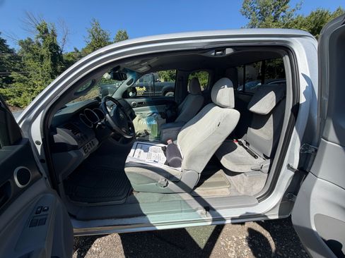 Used 2010 Toyota Tacoma 4x4 Access Cab V6 image 5