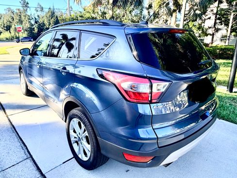 Used 2018 Ford Escape SE image 4