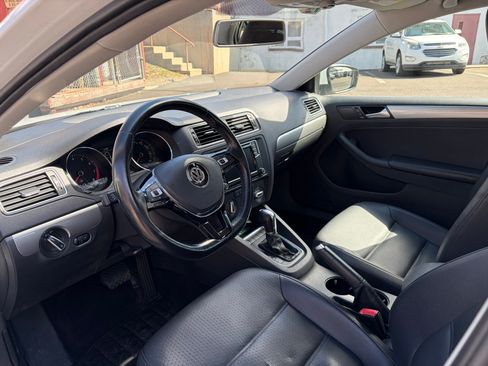 Used 2017 Volkswagen Jetta SE FWD image 4