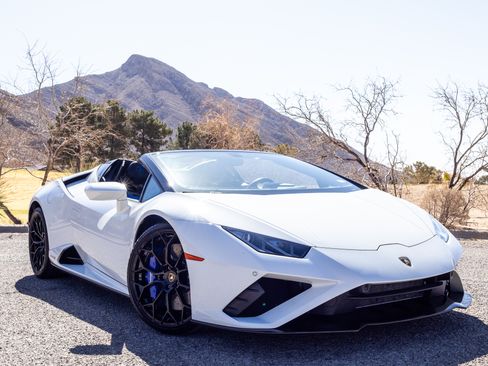 Used 2022 Lamborghini Huracan EVO image 2