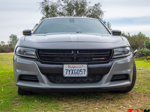 Used 2017 Dodge Charger SE w/ Blacktop Package RWD image 2