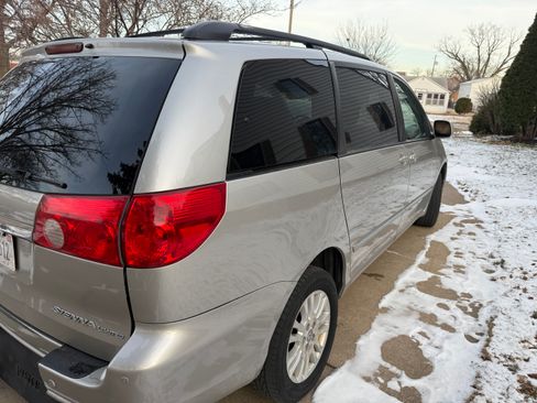 Used 2010 Toyota Sienna XLE Limited image 15
