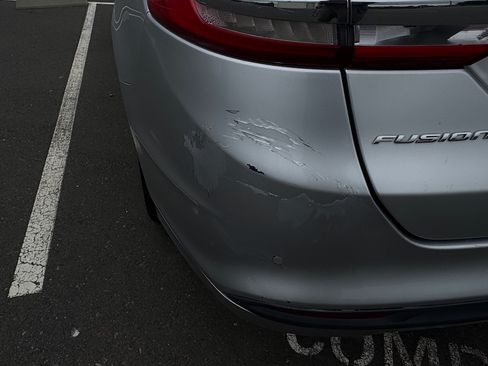 Used 2018 Ford Fusion SE w/ Fusion SE Technology Package FWD image 2