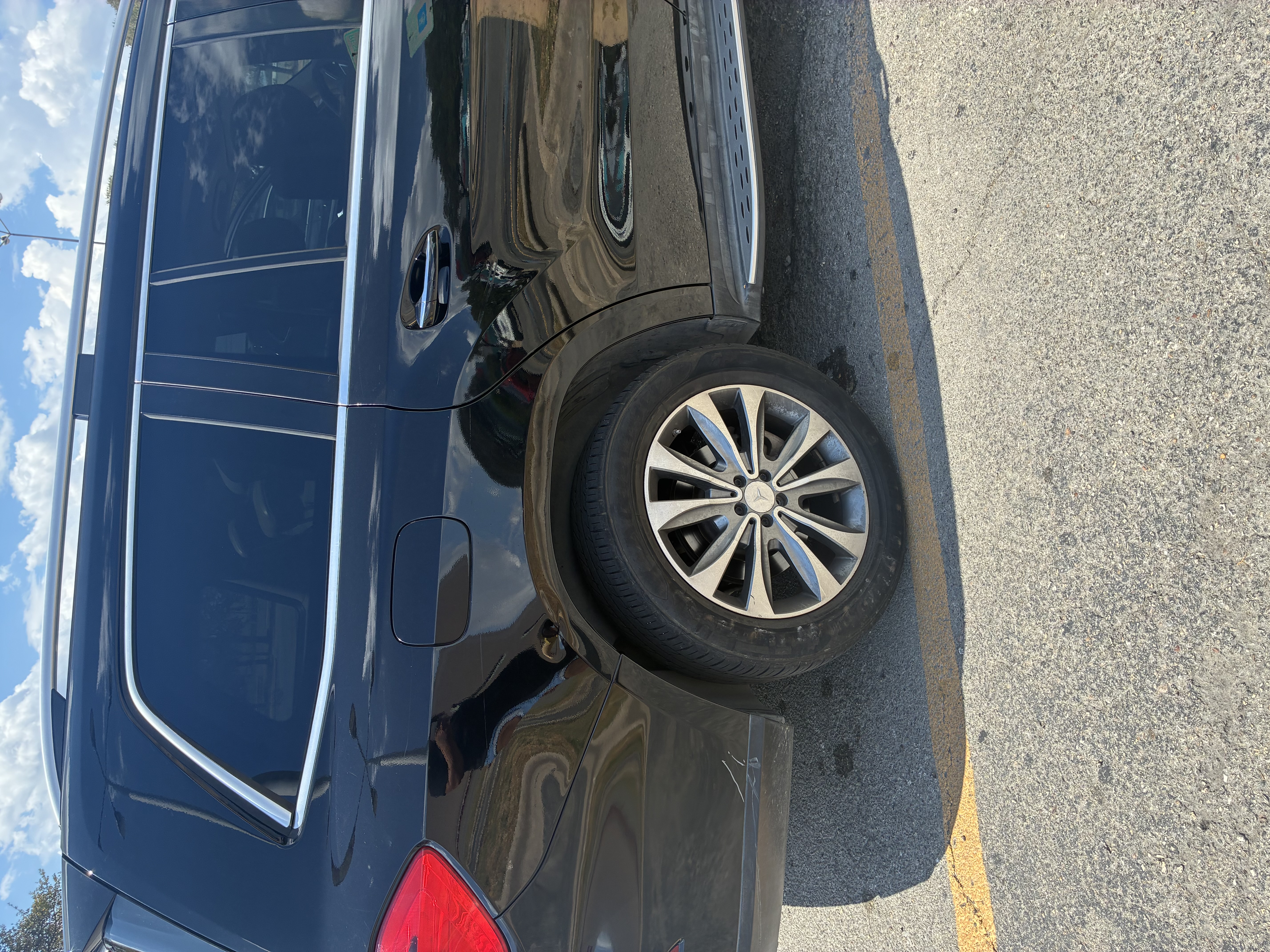 Used 2014 Mercedes-Benz GL 450 4MATIC w/ Lighting Package image 2