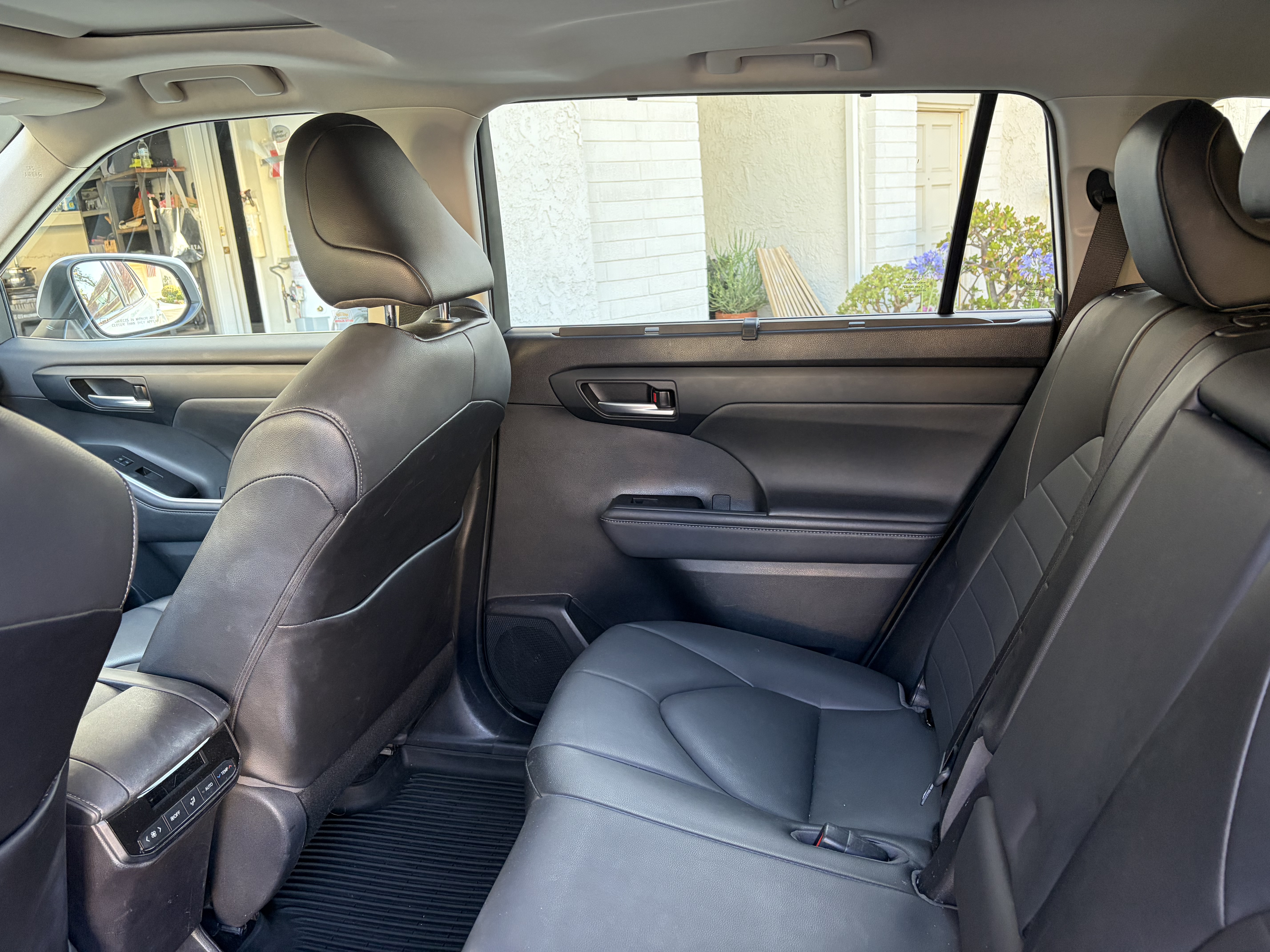 Used 2020 Toyota Highlander XLE AWD/4WD image 8