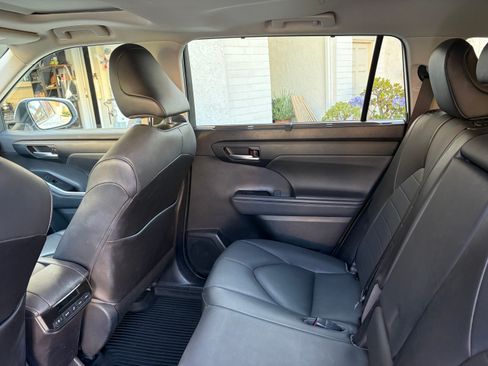 Used 2020 Toyota Highlander XLE AWD/4WD image 8