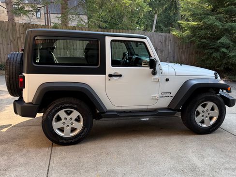 Used 2015 Jeep Wrangler Sport w/ Quick Order Package 24S AWD/4WD image 8