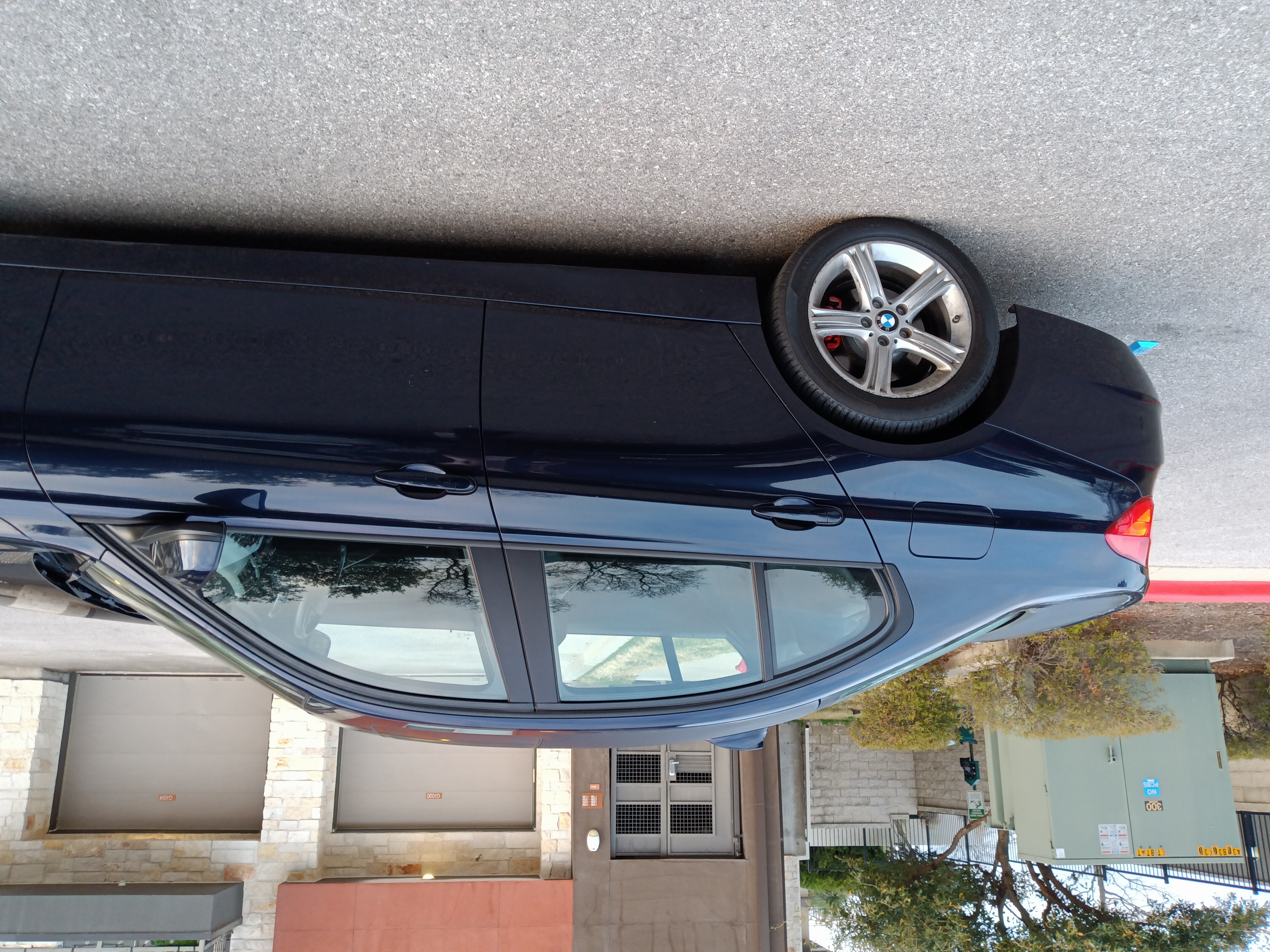 Used 2015 BMW 320i xDrive Sedan AWD/4WD image 4