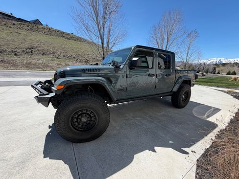 Used 2024 Jeep Gladiator Sport image 1