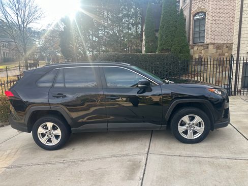 Used 2019 Toyota RAV4 XLE image 1