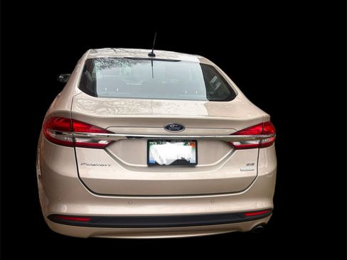 Used 2018 Ford Fusion SE w/ Fusion SE Technology Package FWD image 8