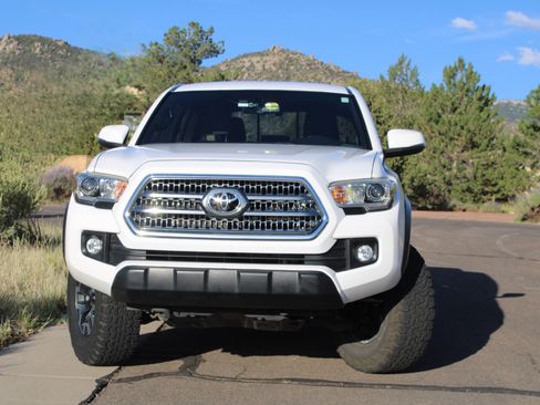 Used 2017 Toyota Tacoma TRD Off-Road w/ Tow Package (A/T) AWD/4WD image 2