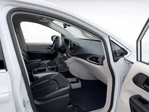 Used 2023 Chrysler Pacifica Touring-L image 10