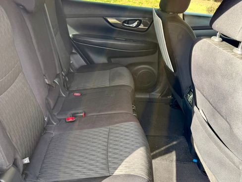 Used 2019 Nissan Rogue SV image 11