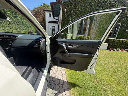 Used 2020 Nissan Rogue SV image 11