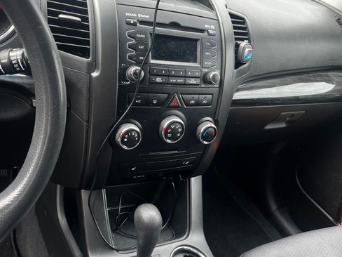 Used 2011 Kia Sorento LX w/ Convenience Pkg image 4