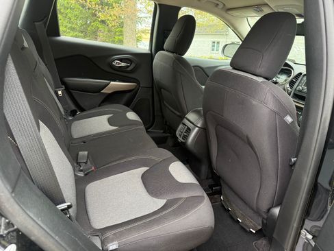 Used 2017 Jeep Cherokee Sport AWD/4WD image 16