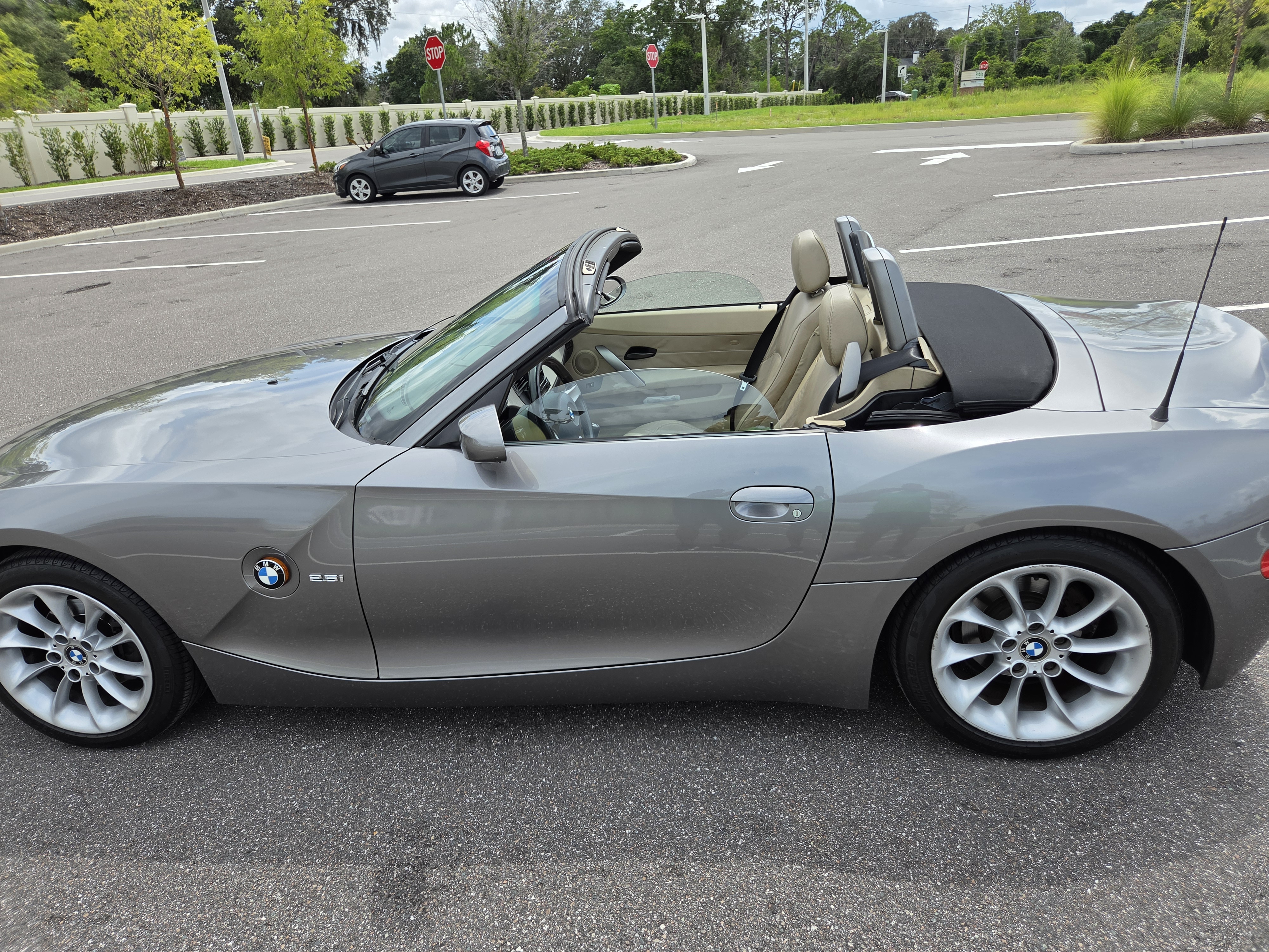 Used 2003 BMW Z4 2.5i RWD image 2