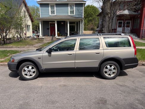 Used 2002 Volvo V70 Cross Country AWD/4WD image 2
