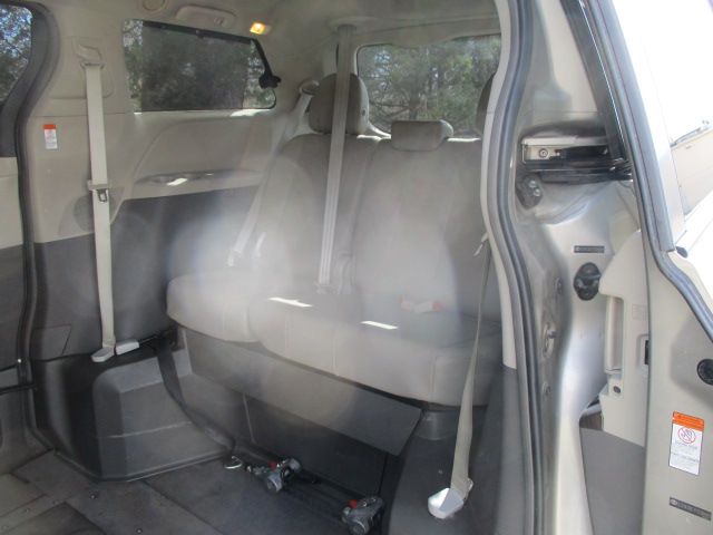 Used 2015 Toyota Sienna XLE FWD image 12