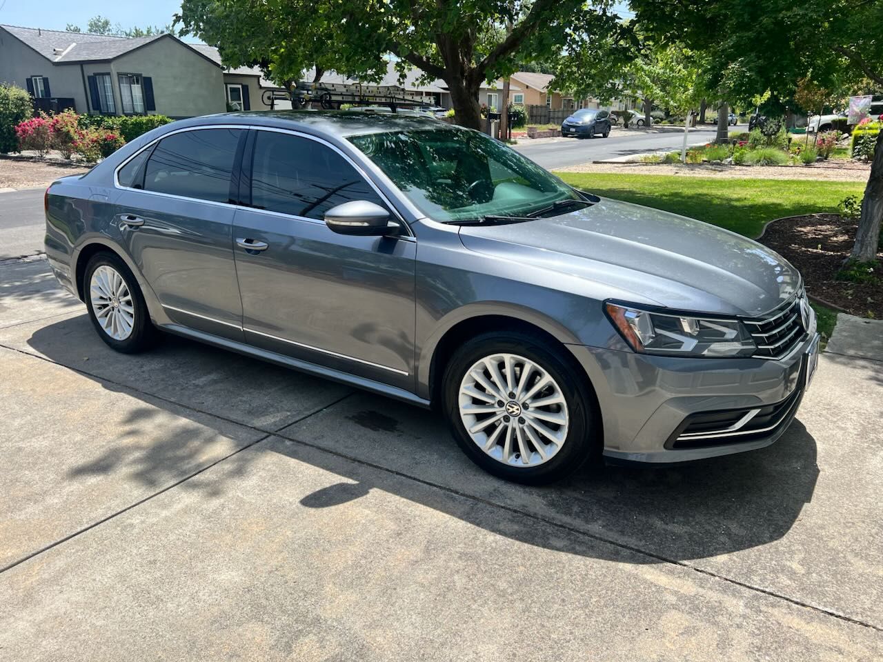 Used 2017 Volkswagen Passat 1.8T SE FWD image 1