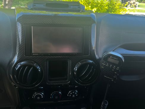 Used 2015 Jeep Wrangler Sport w/ Connectivity Group AWD/4WD image 10
