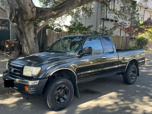 Used 2000 Toyota Tacoma PreRunner w/ Value Pkg w/ Color-Key Pkg RWD image 1
