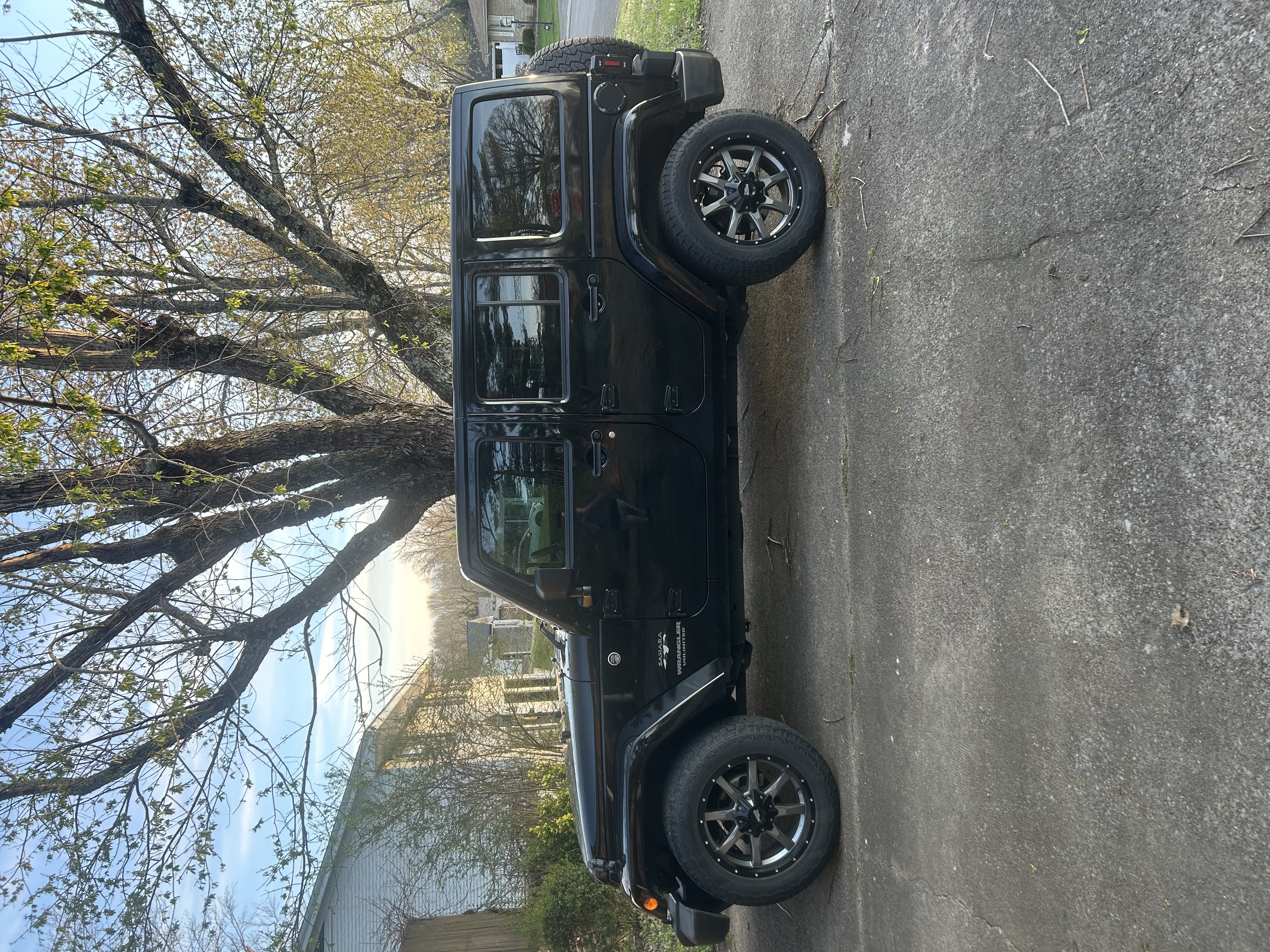 Used 2017 Jeep Wrangler Unlimited Sahara w/ Connectivity Group AWD/4WD image 4