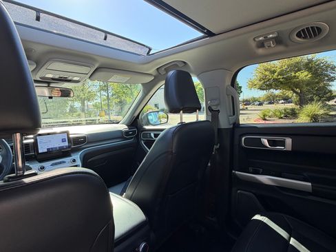 Used 2021 Ford Explorer XLT w/ Equipment Group 202A image 6