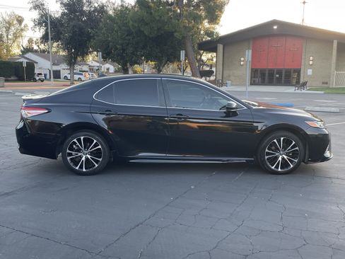 Used 2019 Toyota Camry SE w/ Carpet Mat Package image 6