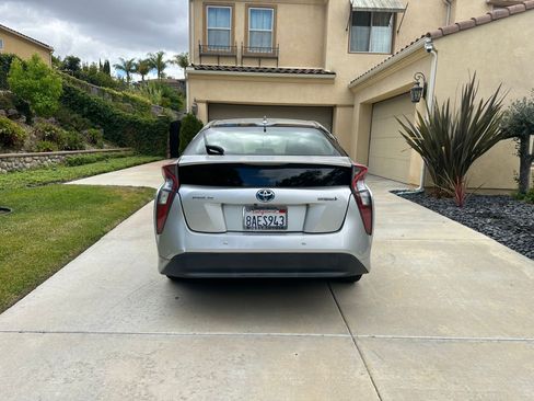 Used 2017 Toyota Prius Two w/ Prius Two Safety Plus Package FWD image 8