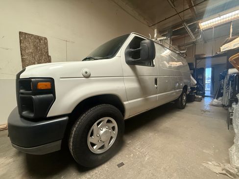 Used 2010 Ford E-250 and Econoline 250 image 2