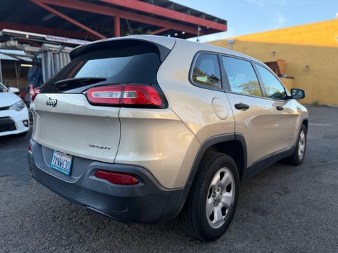 Used 2015 Jeep Cherokee Sport image 8