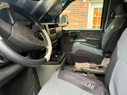 Used 2003 Chevrolet Express 1500 w/ Preferred Equipment Group 4 RWD image 5