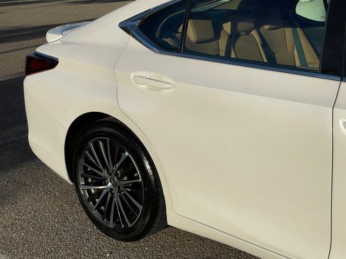 Used 2023 Lexus ES 300h w/ Premium Package image 18