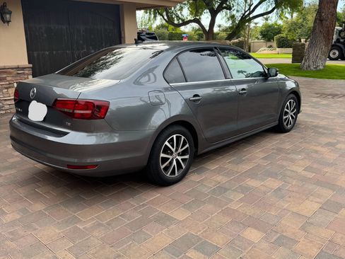 Used 2017 Volkswagen Jetta SE image 9