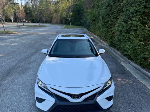 Used 2018 Toyota Camry SE w/ Moonroof Package image 2