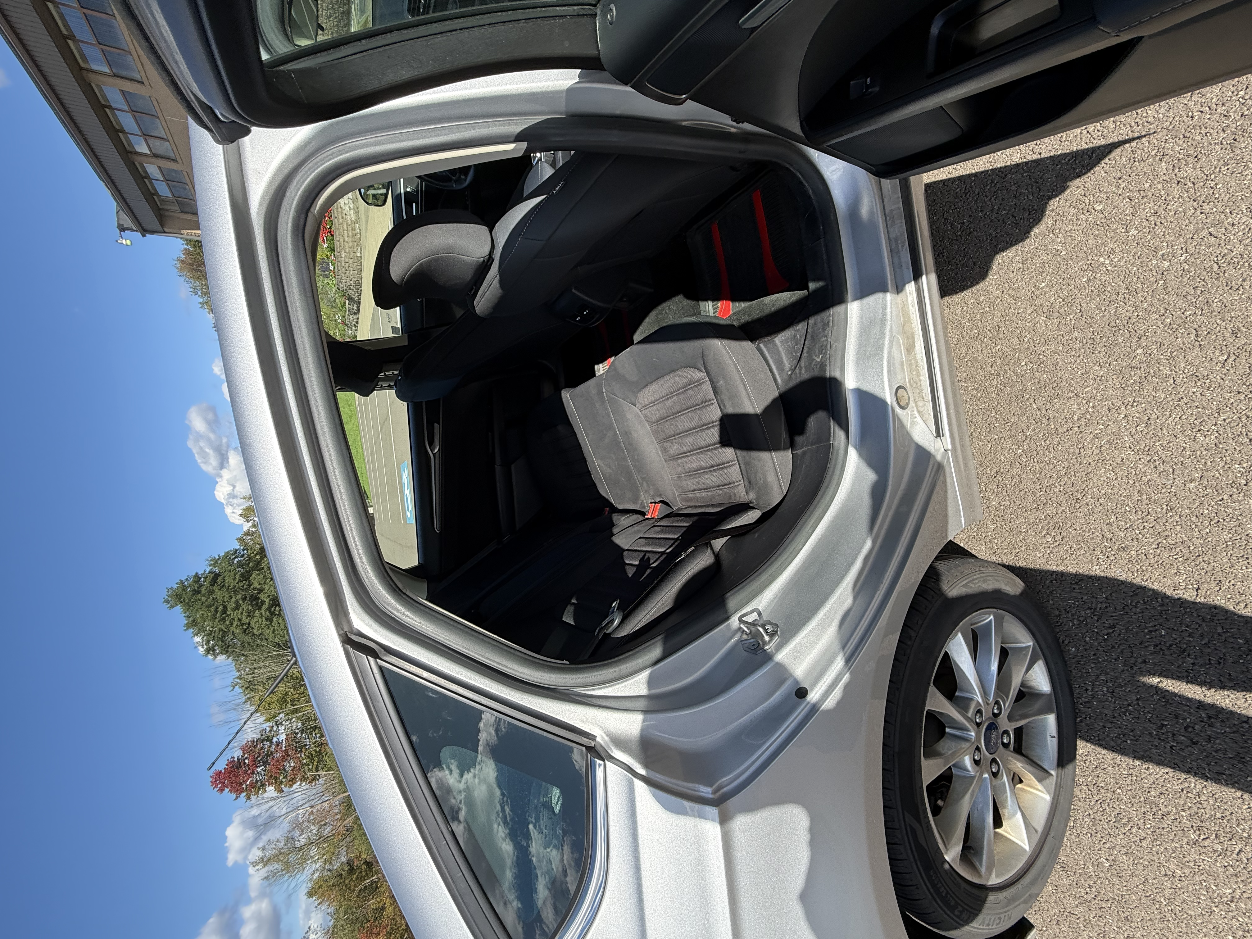 Used 2017 Ford Fusion SE w/ Fusion SE Technology Package FWD image 9