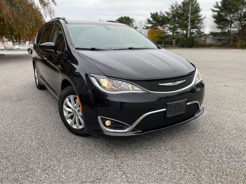 Used 2017 Chrysler Pacifica Touring-L image 1